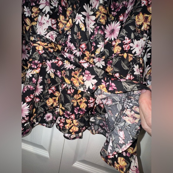 Easel Black Floral Ruffle Sleeve peplum Blouse. (No belt). Size Small. VVGUC - Picture 2 of 10